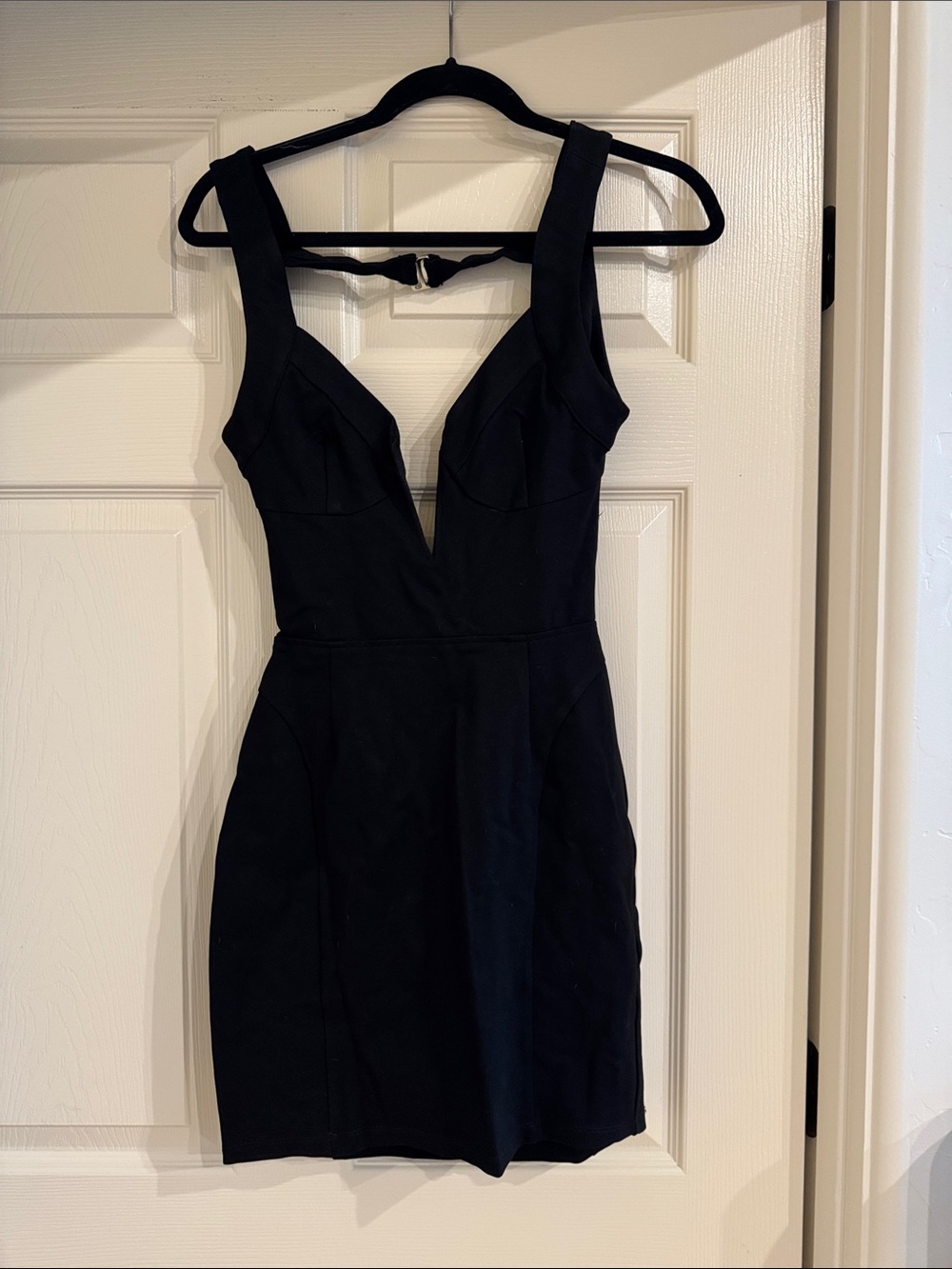 Women’s Black V-Neck Sleeveless Cocktail Dress